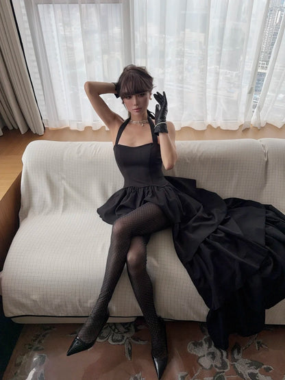 Robe de soirée sexy asymétrique dos nu, style cabriolet, ornée de volants en satin, idéale pour un mariage ou une cérémonie semi-formelle. Référence N693