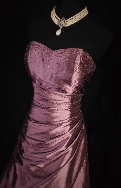 Robe de bal trapèze en satin à décolleté cœur, ornée de perles, N777