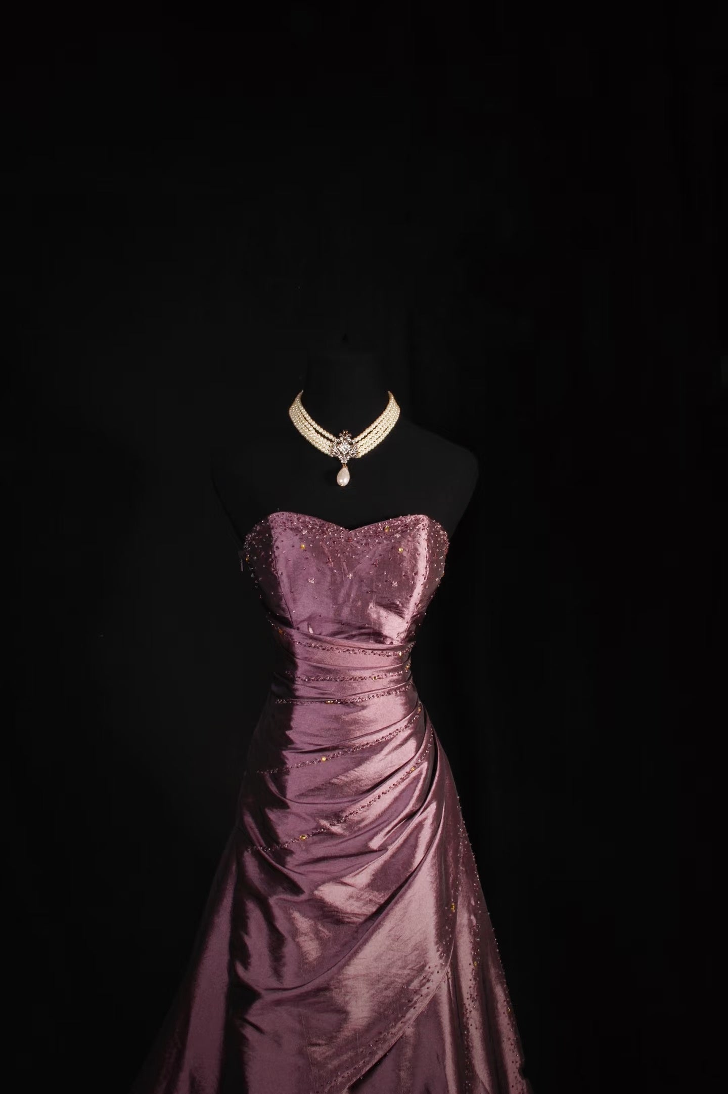 Robe de bal trapèze en satin à décolleté cœur, ornée de perles, N777