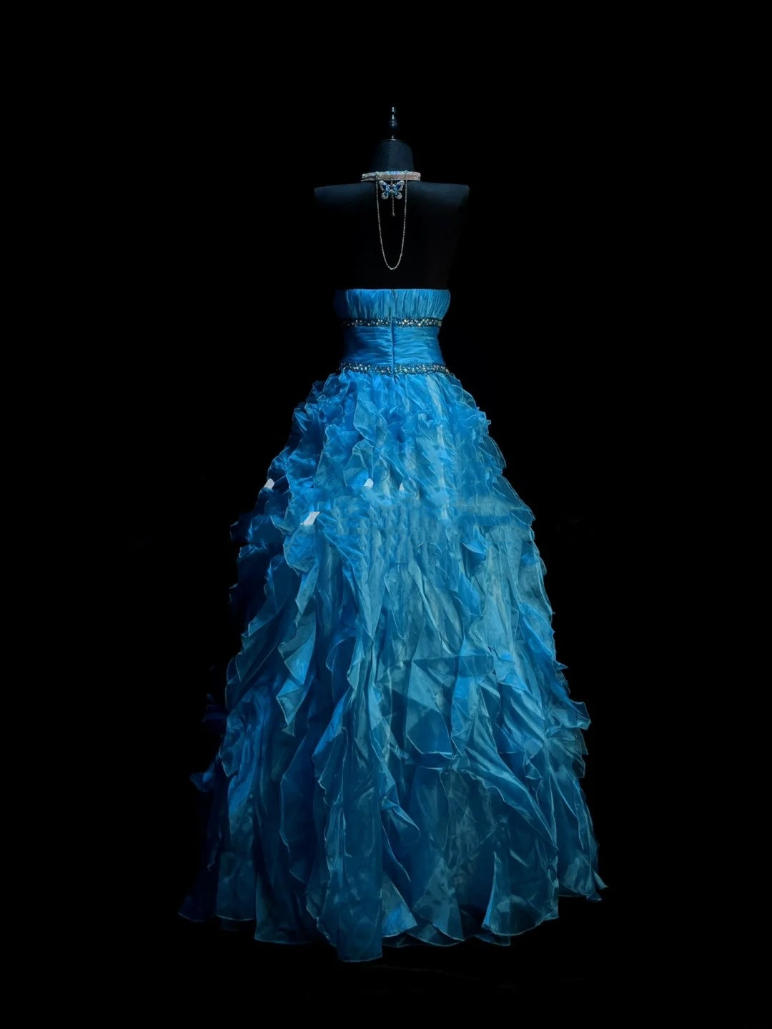 Elegantes, trägerloses, langes Ballkleid aus blauem Organza – perfekt für Abschlussball, Party oder 21. Geburtstag (Modell N921).