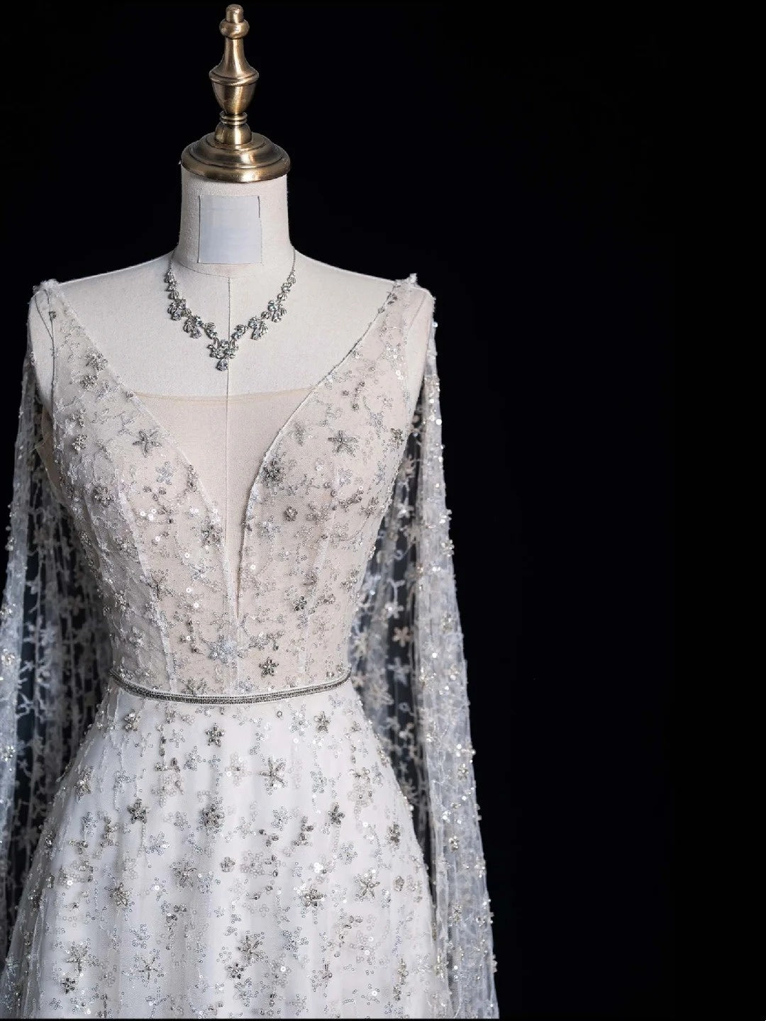 Bezauberndes A-Linien-Brautkleid mit V-Ausschnitt und Cape aus weißem Tüll, langes märchenhaftes Herbstbrautkleid N520