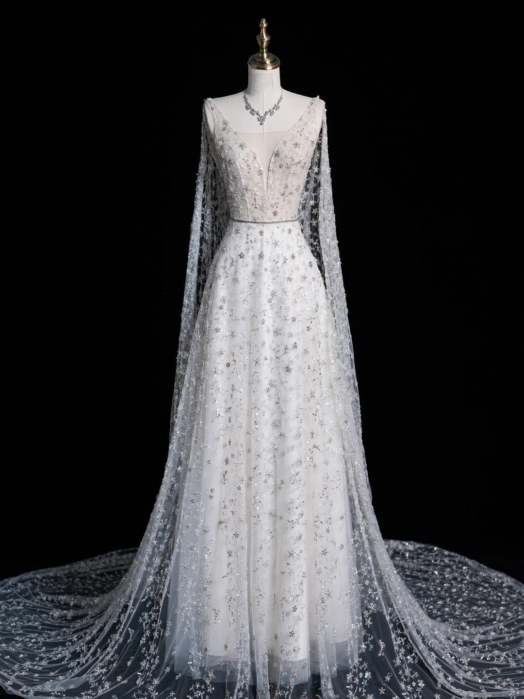 Bezauberndes A-Linien-Brautkleid mit V-Ausschnitt und Cape aus weißem Tüll, langes märchenhaftes Herbstbrautkleid N520