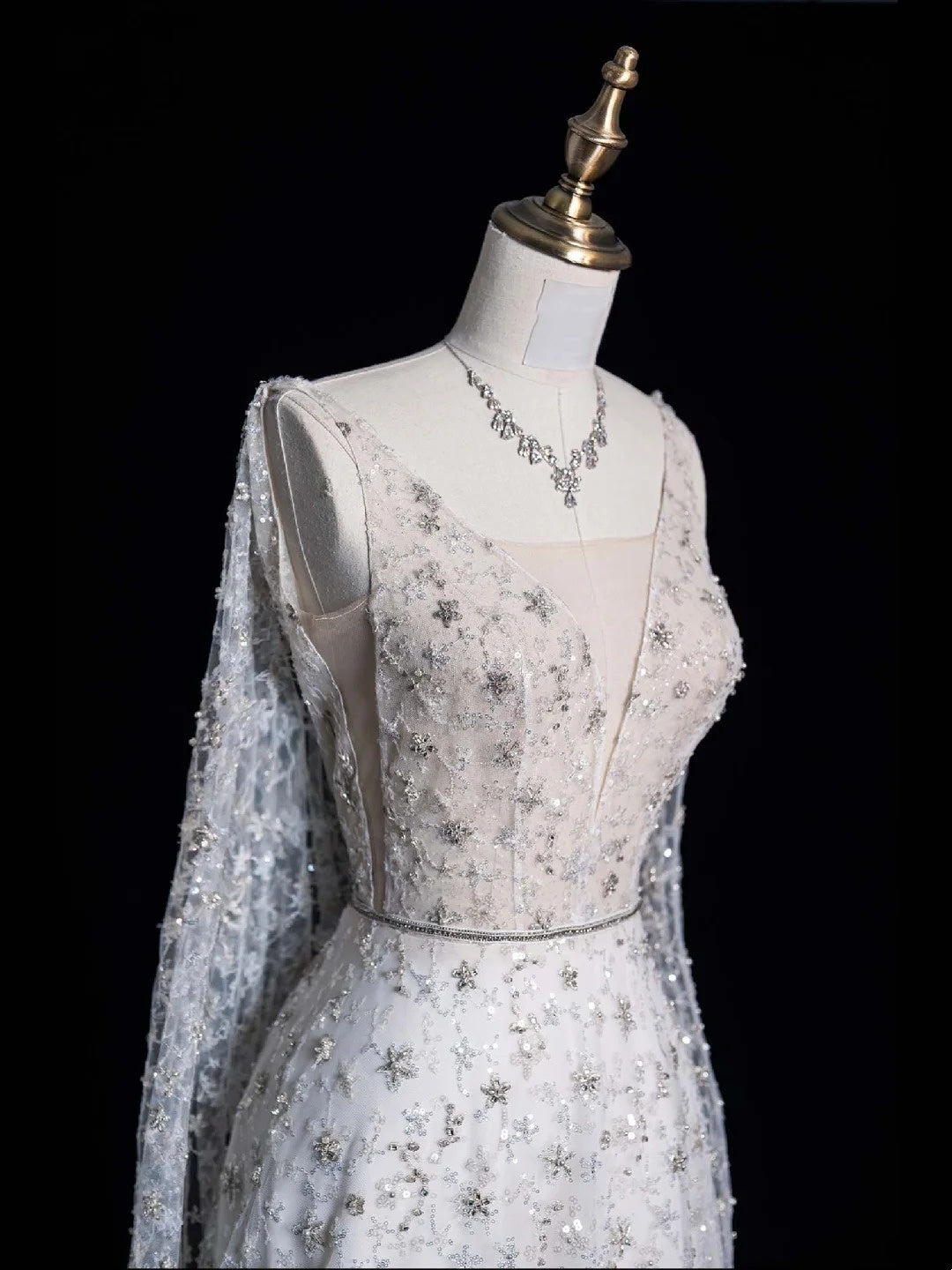 Bezauberndes A-Linien-Brautkleid mit V-Ausschnitt und Cape aus weißem Tüll, langes märchenhaftes Herbstbrautkleid N520