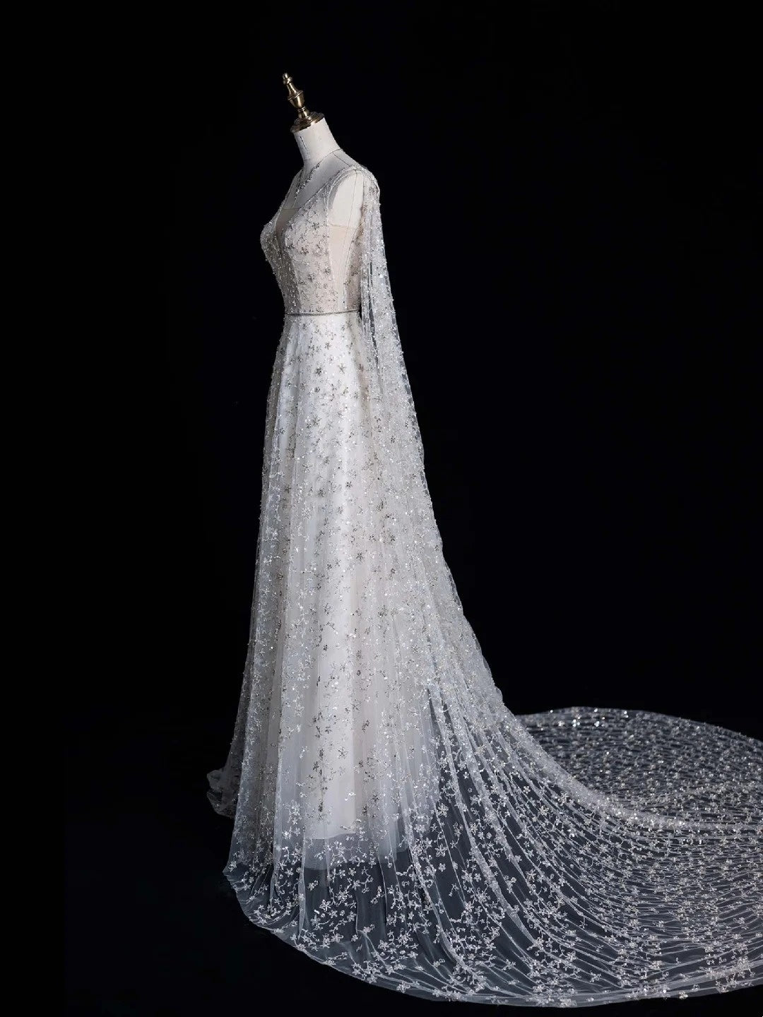 Bezauberndes A-Linien-Brautkleid mit V-Ausschnitt und Cape aus weißem Tüll, langes märchenhaftes Herbstbrautkleid N520