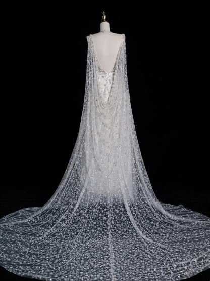 Bezauberndes A-Linien-Brautkleid mit V-Ausschnitt und Cape aus weißem Tüll, langes märchenhaftes Herbstbrautkleid N520