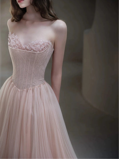 Robe de bal longue et élégante en tulle rose clair, coupe trapèze, sans bretelles, idéale pour les soirées dansantes (AB2199)