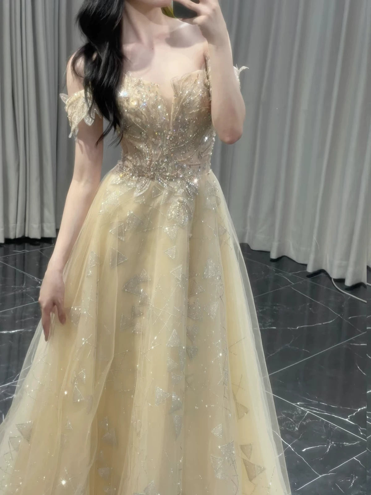 Robe de bal longue élégante à épaules dénudées, manches courtes et sequins, coupe trapèze, idéale pour les soirées dansantes et les fêtes (AB2200)