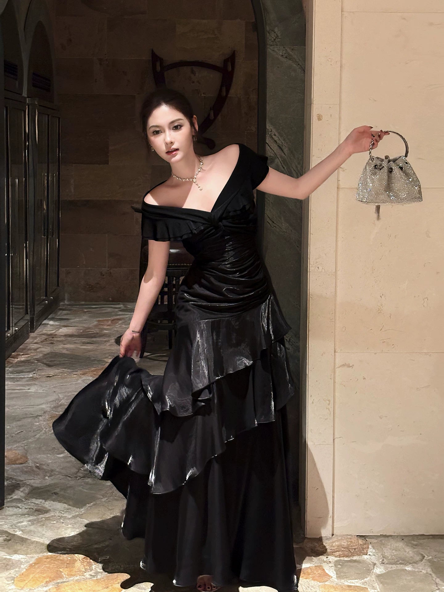 Elegantes schwarzes Meerjungfrauen-Abendkleid mit schulterfreiem Ausschnitt, kurzen Ärmeln und Faltenrock, bodenlang, ideal für Abschlussball, 20. Geburtstag oder andere Anlässe (N100)
