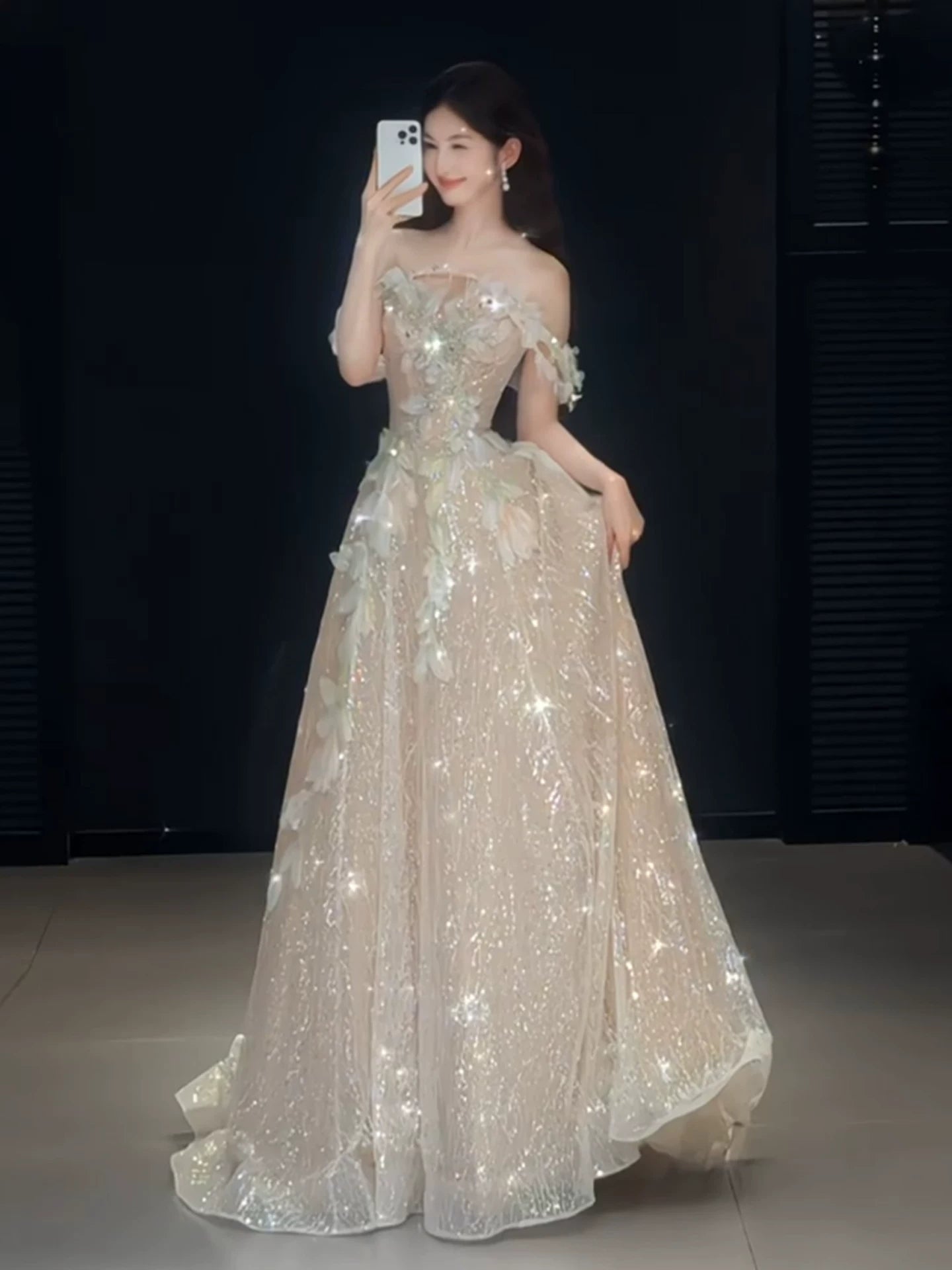 Robe de bal longue champagne à sequins, coupe trapèze, épaules dénudées et manches courtes - Idéale pour les soirées dansantes - AB2202