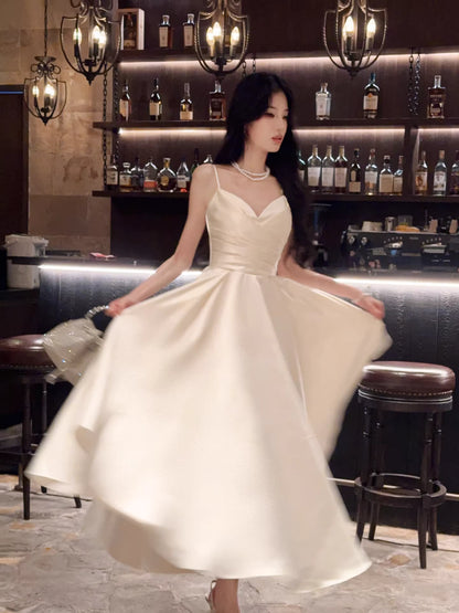 Robe de bal longue en satin ivoire, coupe trapèze, bretelles spaghetti, style modeste, idéale pour un mariage ou un 20e anniversaire (AB2495)