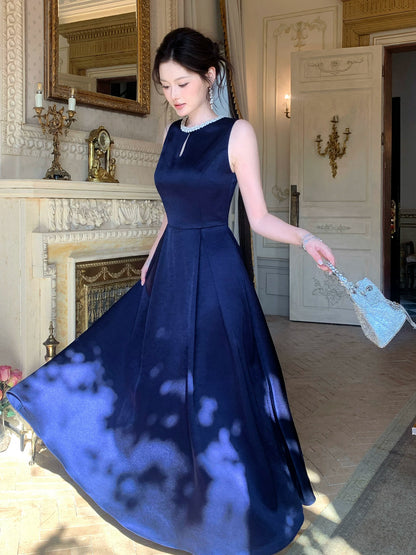 Robe de bal élégante en satin bleu marine, coupe trapèze, col rond et perles, sans manches, idéale pour une soirée d'anniversaire ou un 16e anniversaire (AB2442)