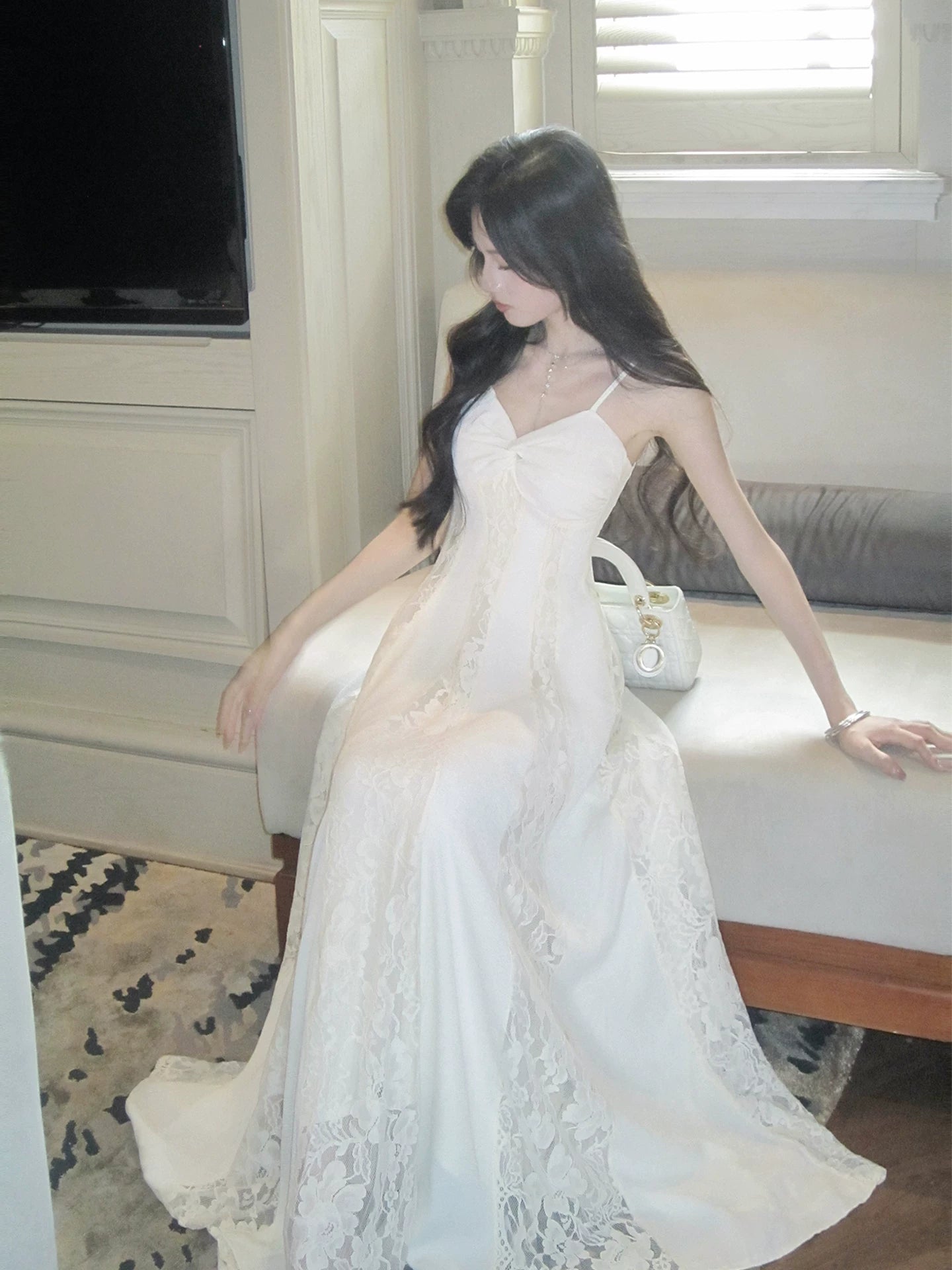 Robe de bal longue plissée en dentelle blanche, élégante, à fines bretelles spaghetti et coupe trapèze. Tenue idéale pour une remise de diplôme ou un anniversaire (N093).