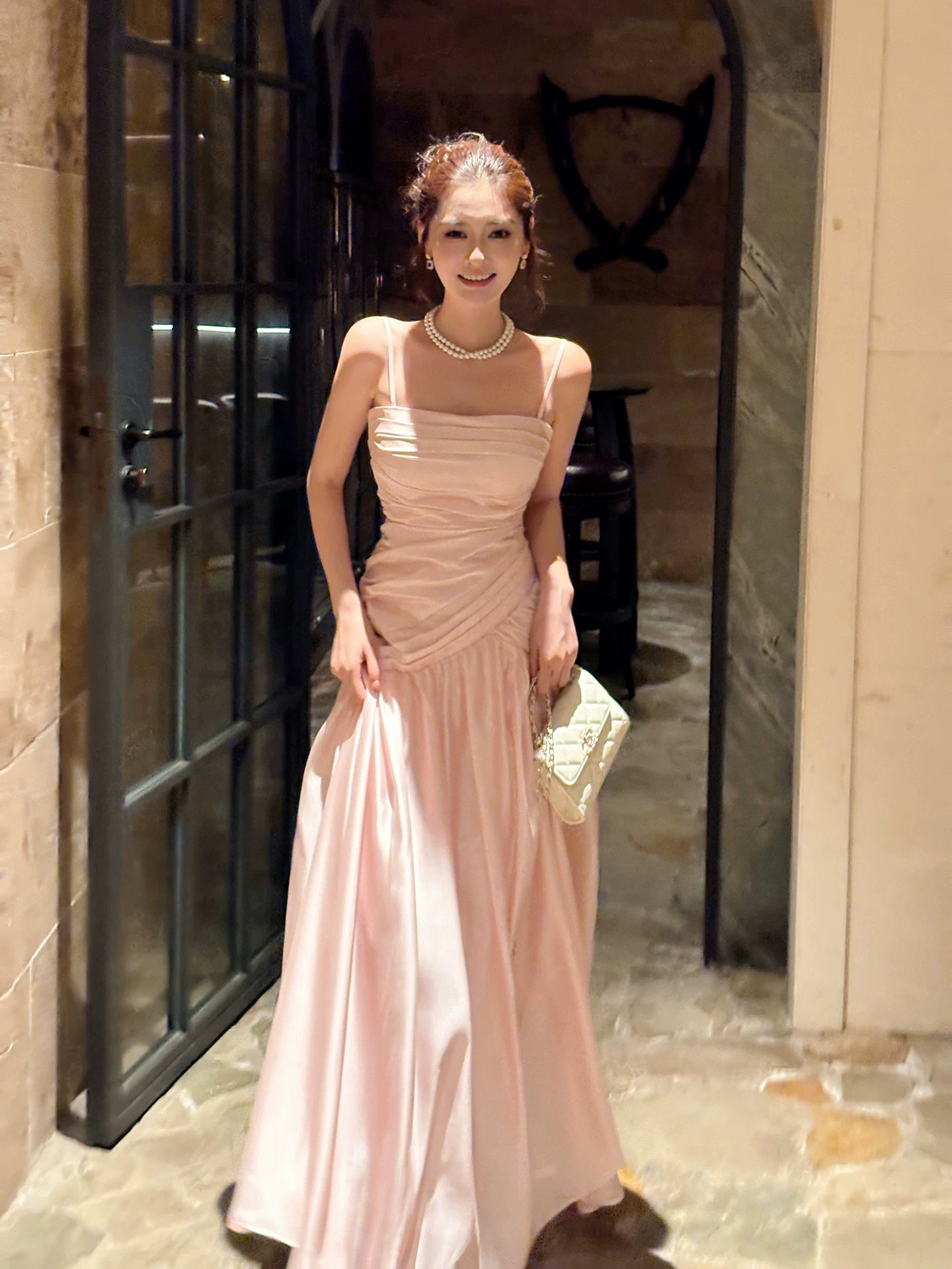 Elegantes, langes, plissiertes Meerjungfrauen-Abendkleid aus rosa Satin mit Spaghettiträgern – Ästhetisches langes Kleid für Abschlussball, Geburtstag und Feiertage (N083)