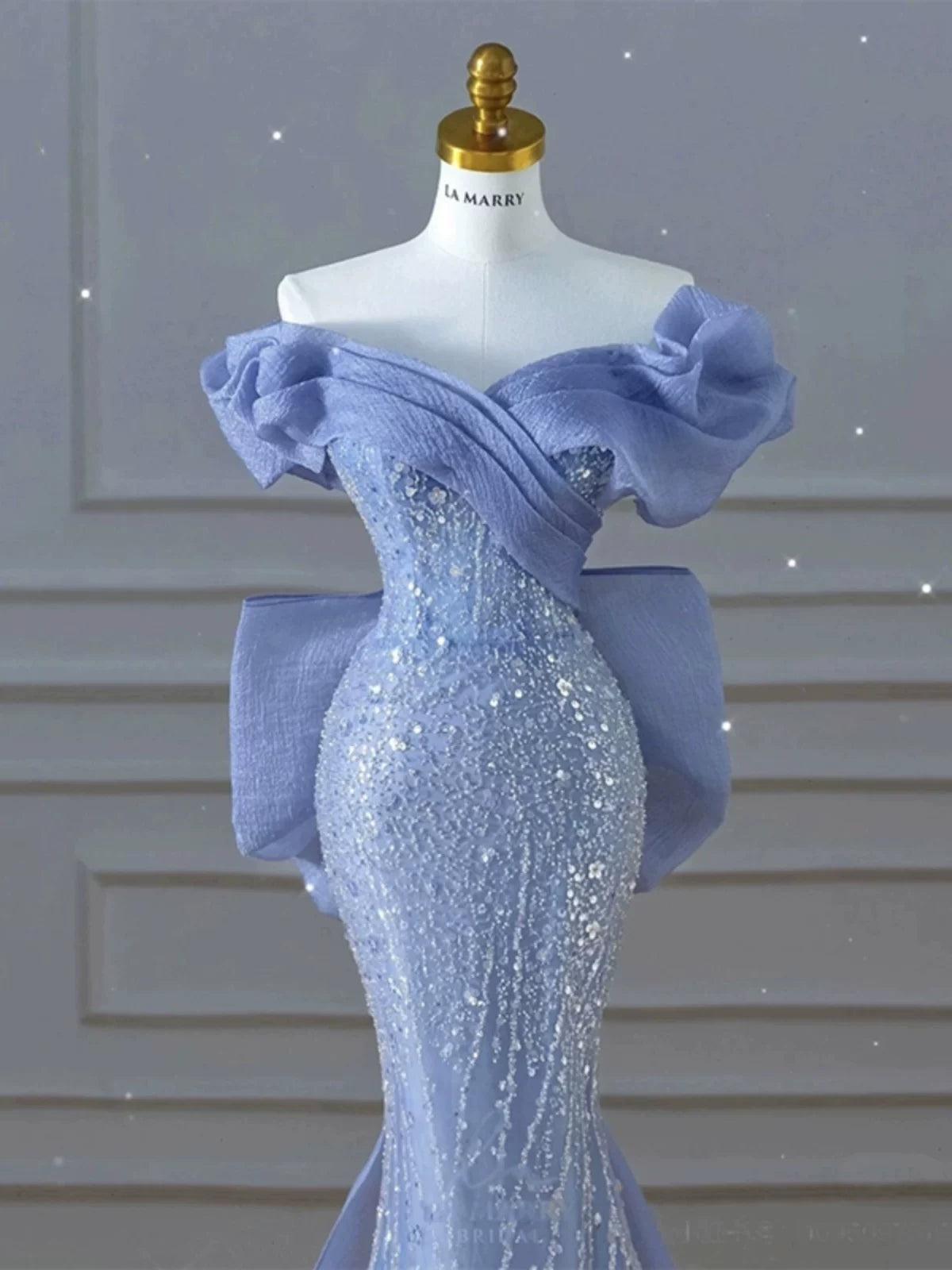 Elegantes, schlichtes Meerjungfrauen-Abendkleid mit schulterfreiem Schnitt in Blau – Inspiration für jeden Stil. Beeindruckendes, langes Abendkleid mit kurzen Ärmeln (AB2333).
