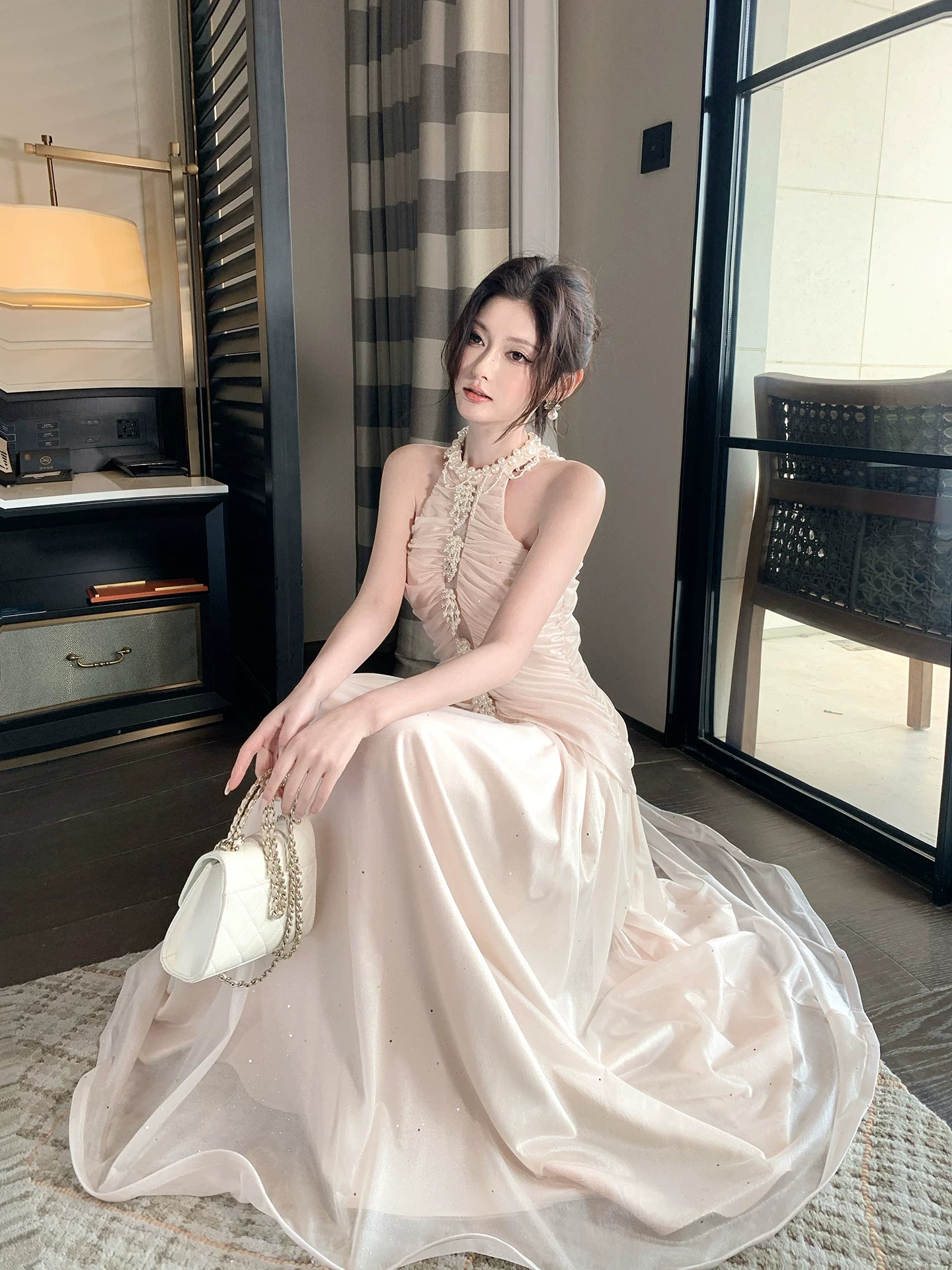 Robe de bal longue sirène élégante en mousseline rose, dos nu, plissée et sans manches, idéale pour une soirée d'anniversaire ou un 16e anniversaire (AB2438)