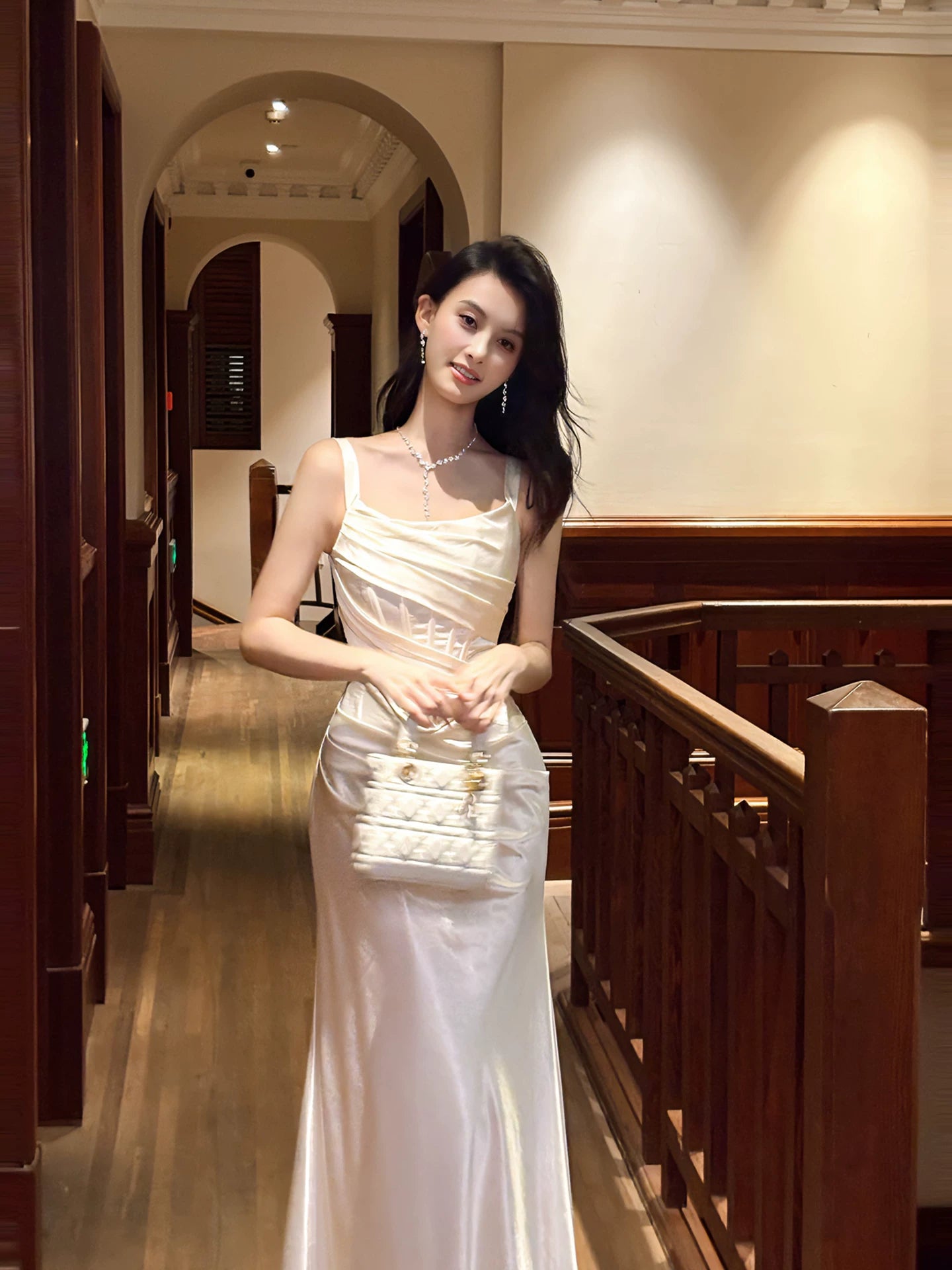 Robe fourreau simple en satin blanc à col carré et plis, idéale pour un bal de fin d'année, une remise de diplômes, un 18e anniversaire ou une fête (N092)