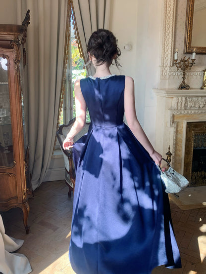 Robe de bal élégante en satin bleu marine, coupe trapèze, col rond et perles, sans manches, idéale pour une soirée d'anniversaire ou un 16e anniversaire (AB2442)