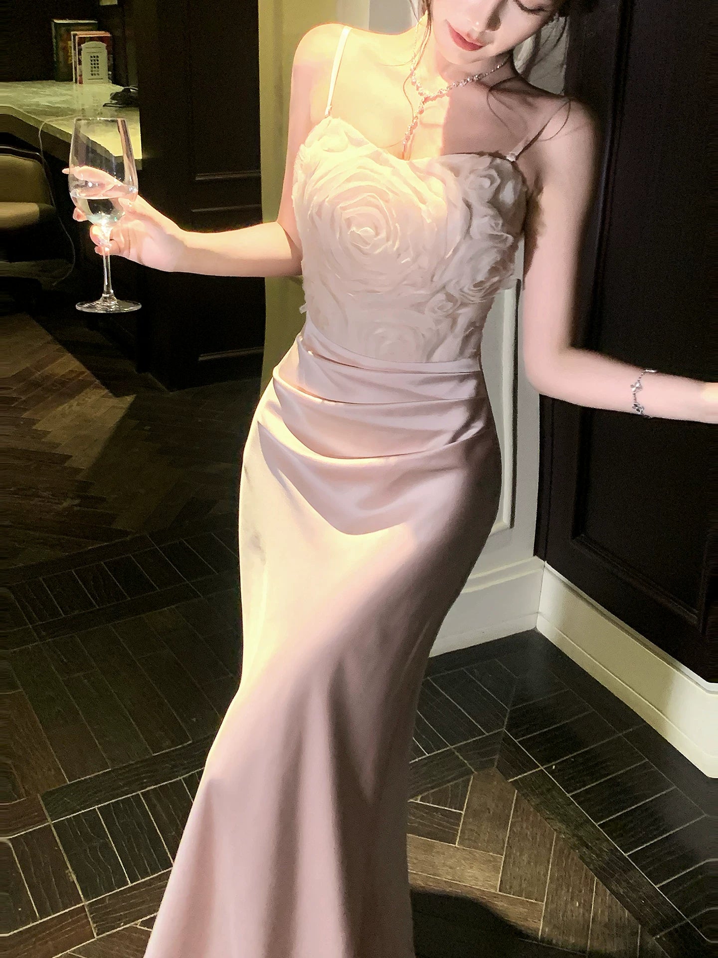 Sexy Meerjungfrauen-Abendkleid mit Spaghettiträgern aus rosa Satin, auch als Hochzeitsgastkleid oder Outfit zum 20. Geburtstag geeignet (AB2464)