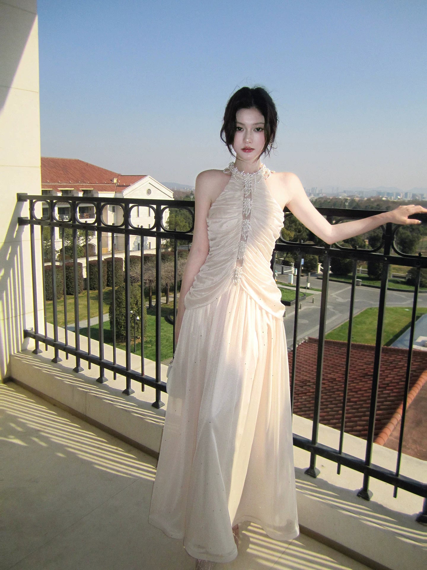 Robe de bal longue sirène élégante en mousseline rose, dos nu, plissée et sans manches, idéale pour une soirée d'anniversaire ou un 16e anniversaire (AB2438)