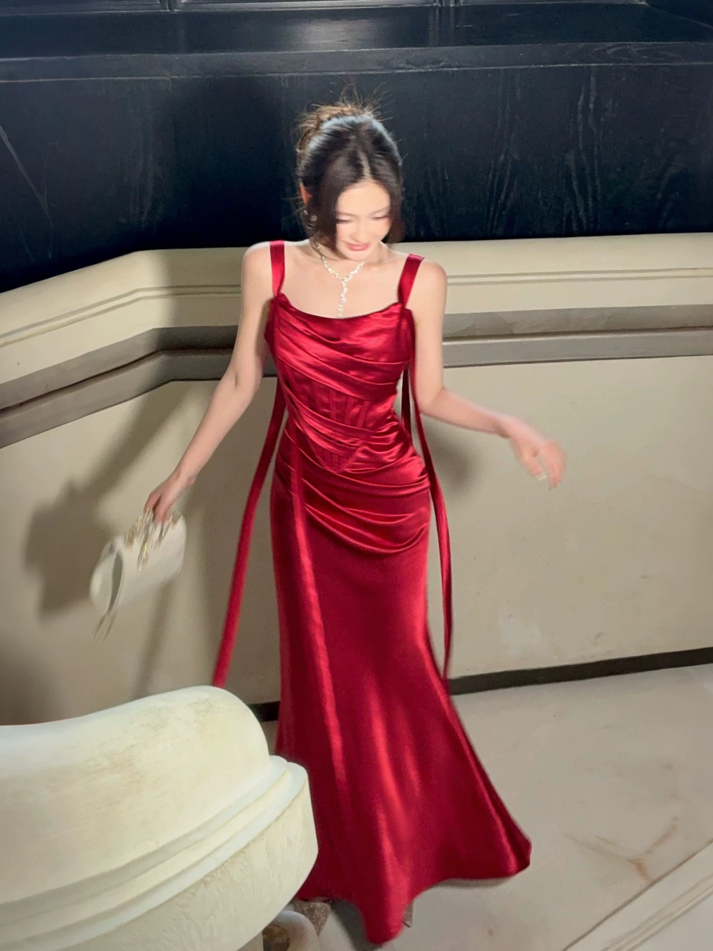 Robe de bal longue rouge satinée sans manches à fines bretelles, style sirène, idéale pour une soirée d'anniversaire ou un 16e anniversaire (AB2437)