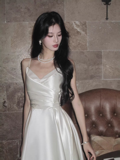 Robe de bal longue en satin ivoire, coupe trapèze, bretelles spaghetti, style modeste, idéale pour un mariage ou un 20e anniversaire (AB2495)
