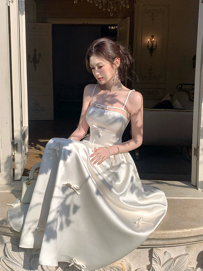Robe de bal modeste en satin ivoire à fines bretelles et coupe trapèze, idéale pour un mariage, une fête d'anniversaire ou pour un 20e anniversaire (AB2431)