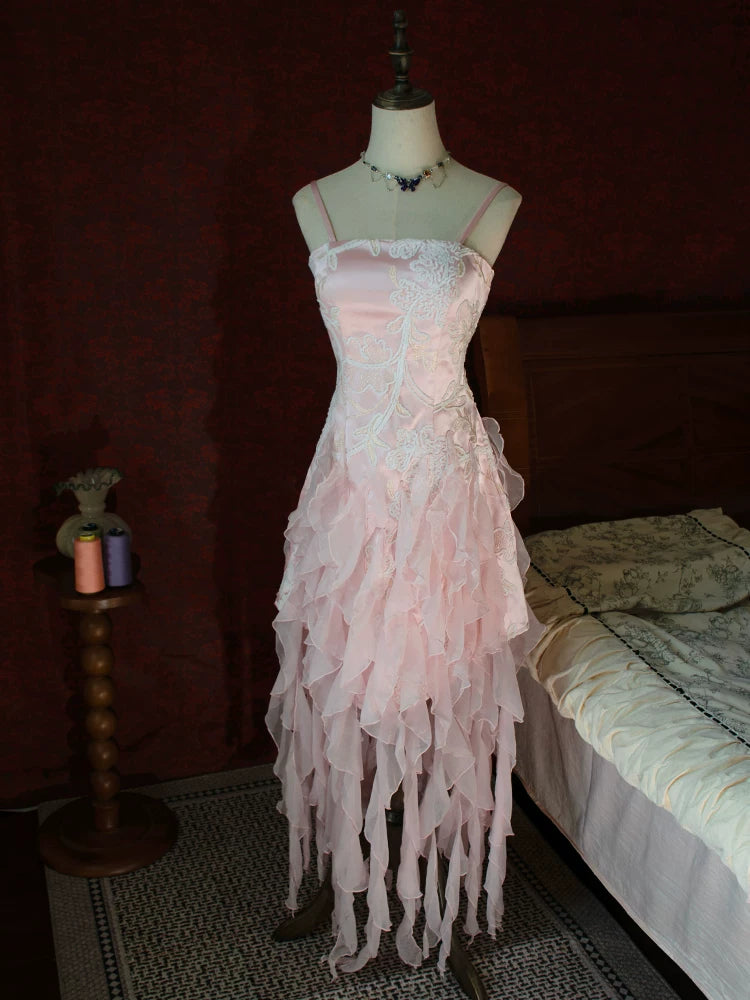 Robe de bal vintage années 80, coupe trapèze, bretelles spaghetti, bleue à volants superposés. Inspiration robe de soirée rétro pour un 21e anniversaire (AB2374)