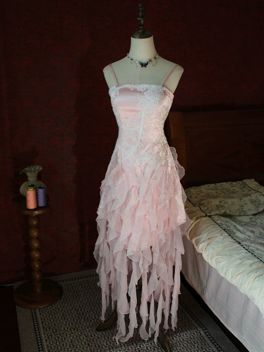 Robe de bal vintage années 80, coupe trapèze, bretelles spaghetti, bleue à volants superposés. Inspiration robe de soirée rétro pour un 21e anniversaire (AB2374)