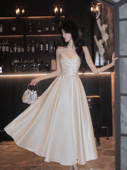 Robe de bal longue en satin ivoire, coupe trapèze, bretelles spaghetti, style modeste, idéale pour un mariage ou un 20e anniversaire (AB2495)