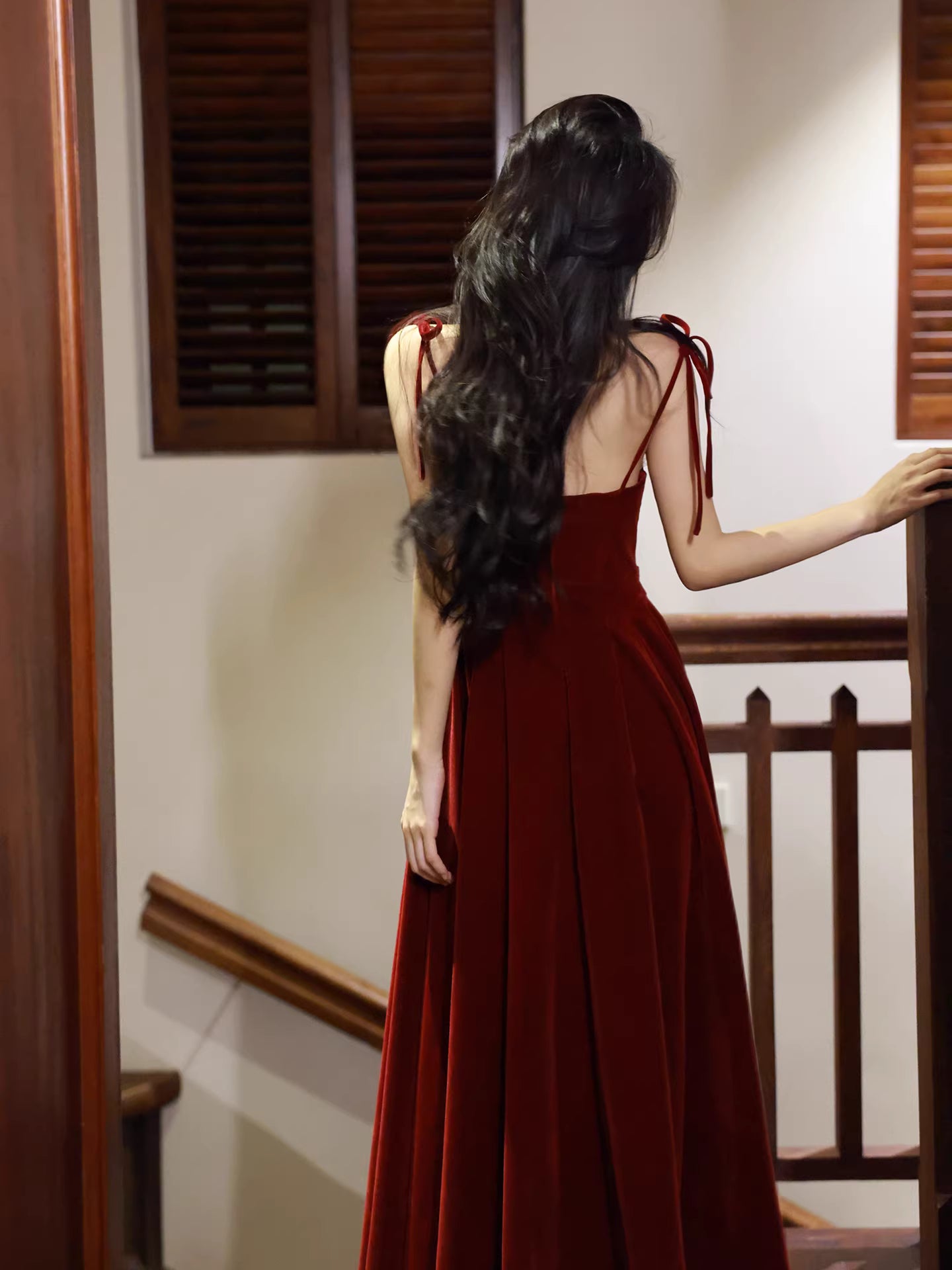 Elegantes, burgunderrotes, langes A-Linien-Abendkleid mit Spaghettiträgern, auch als Hochzeitsgastkleid oder Outfit zum 20. Geburtstag geeignet (AB2487)