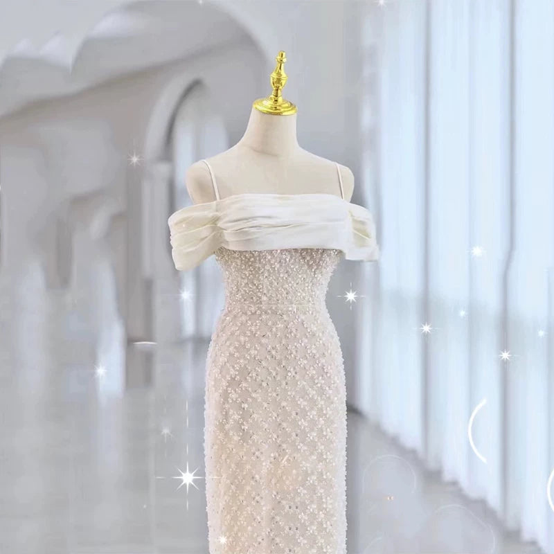 Elegantes, weißes Paillettenkleid im Meerjungfrauenstil mit Spaghettiträgern – Inspiration für lange Party- und Abendkleider zum 20. Geburtstag AB2336