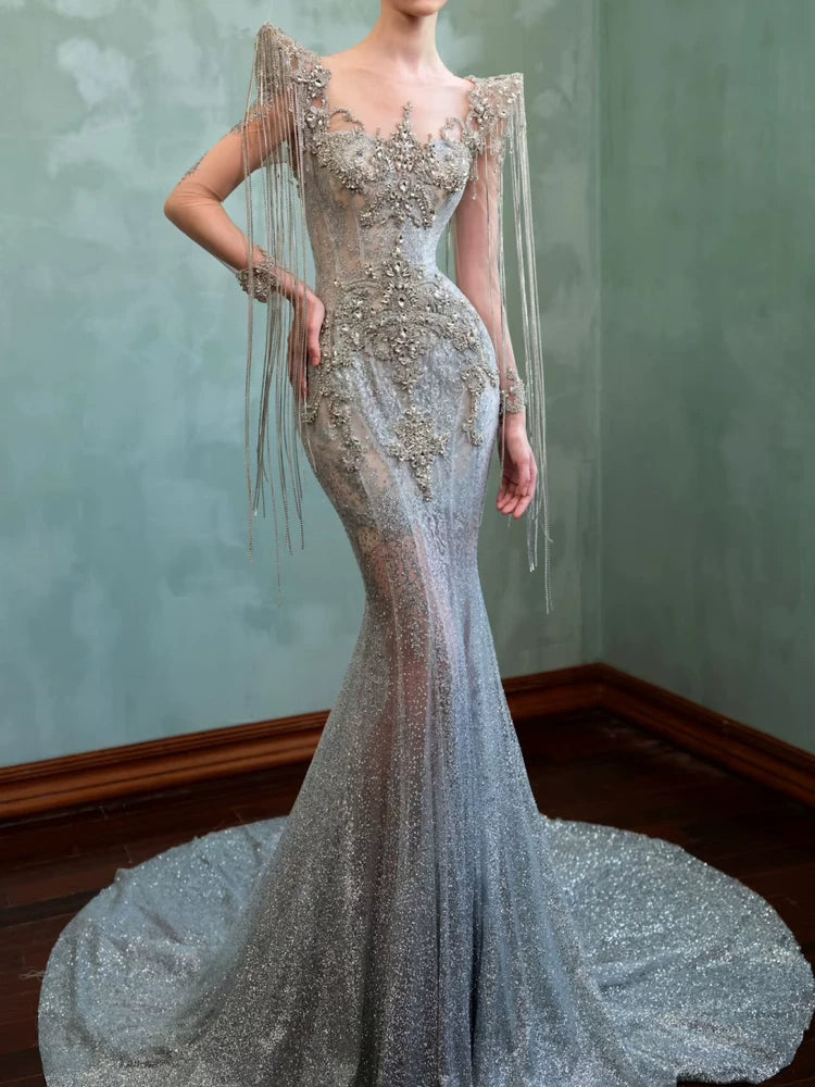 Funkelndes Meerjungfrauen-Kleid mit Pailletten und Perlen, langen Ärmeln – Inspiration für lange Partykleider, Abendkleider und Outfits zum 20. Geburtstag AB2303