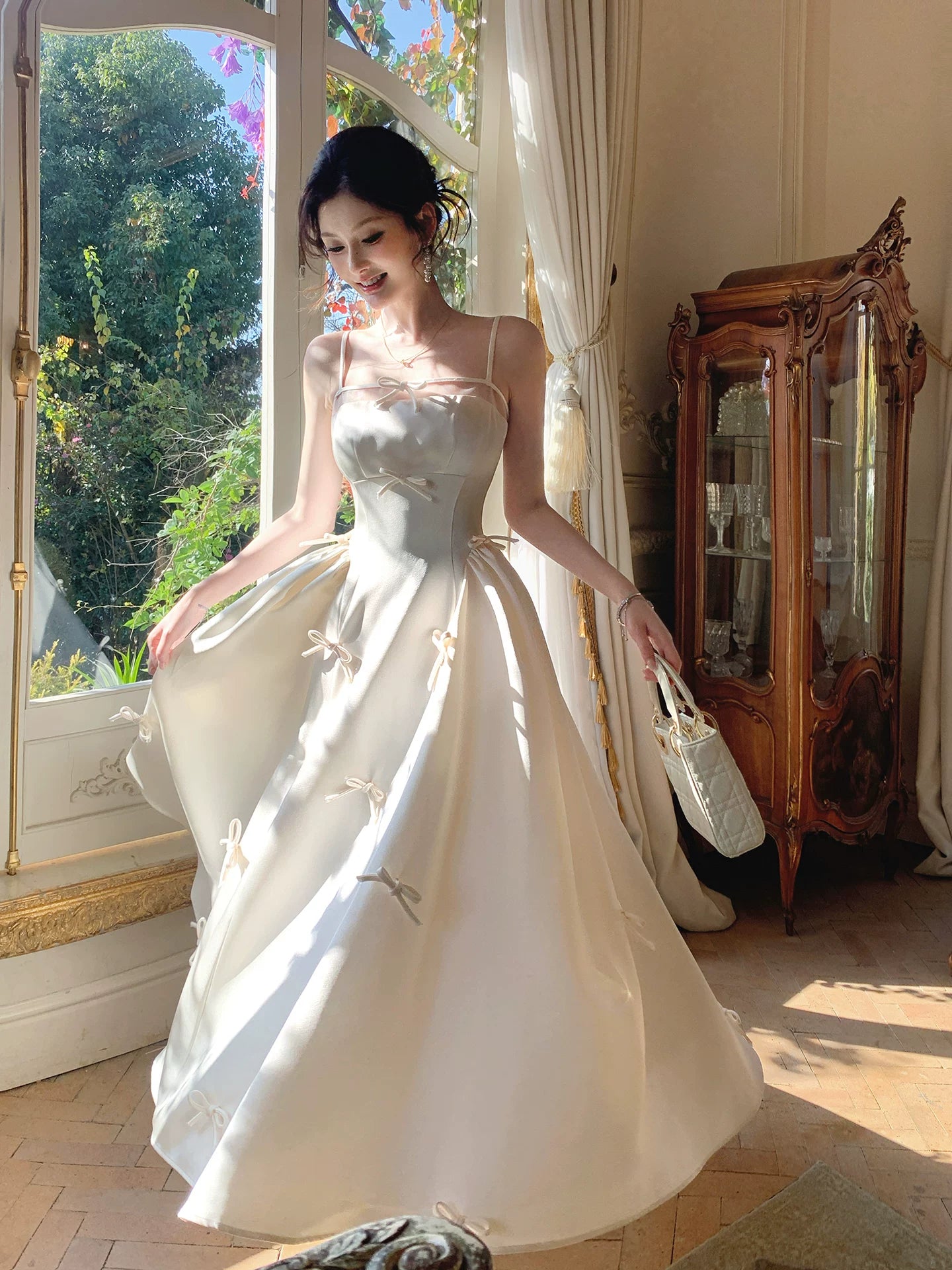 Robe de bal modeste en satin ivoire à fines bretelles et coupe trapèze, idéale pour un mariage, une fête d'anniversaire ou pour un 20e anniversaire (AB2431)