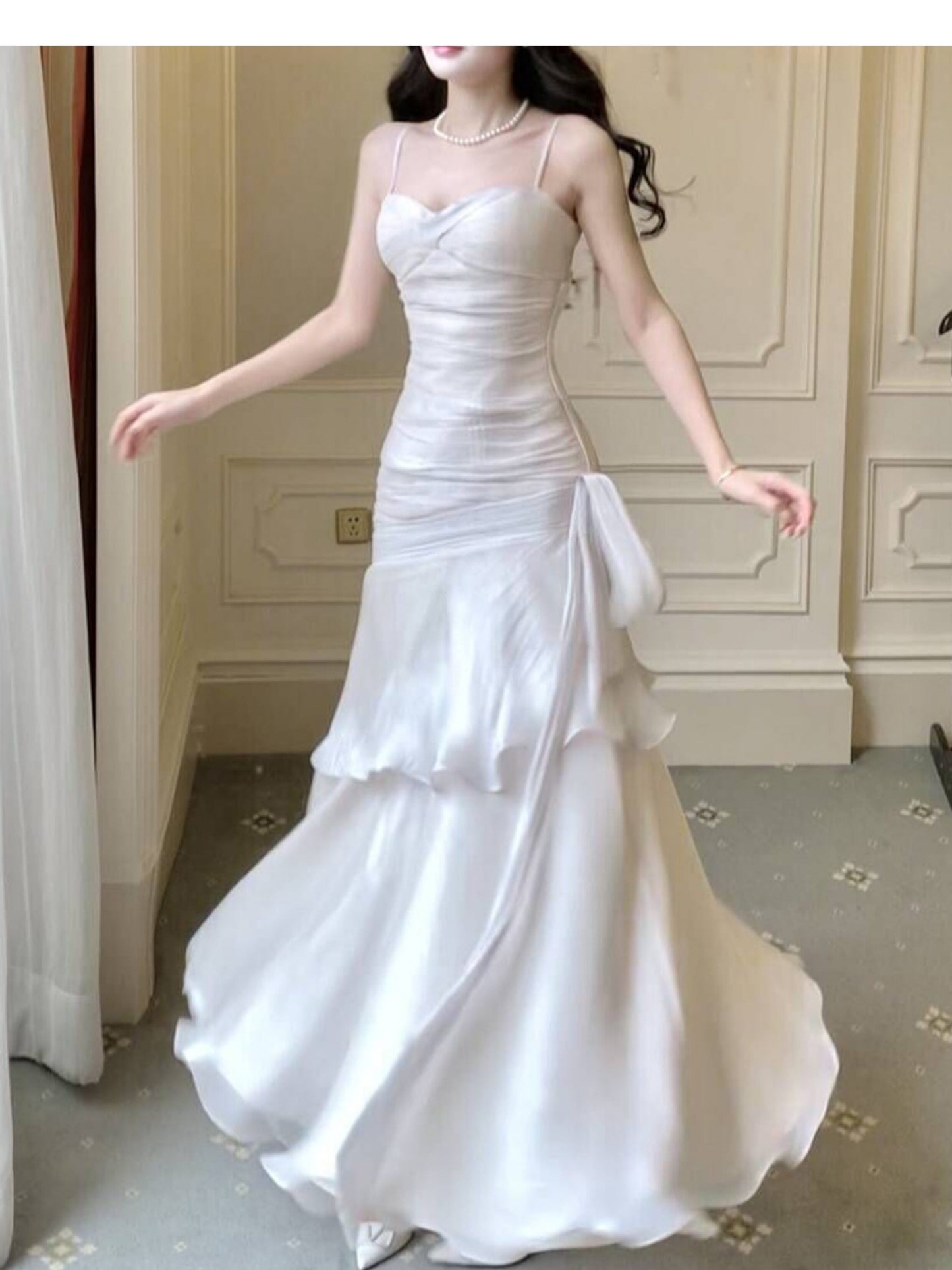 Elegantes, langes Meerjungfrauen-Abendkleid mit Spaghettiträgern und weißen Rüschen – perfekt für Schulabschlussball, Tanzparty oder 20. Geburtstag (AB2503)