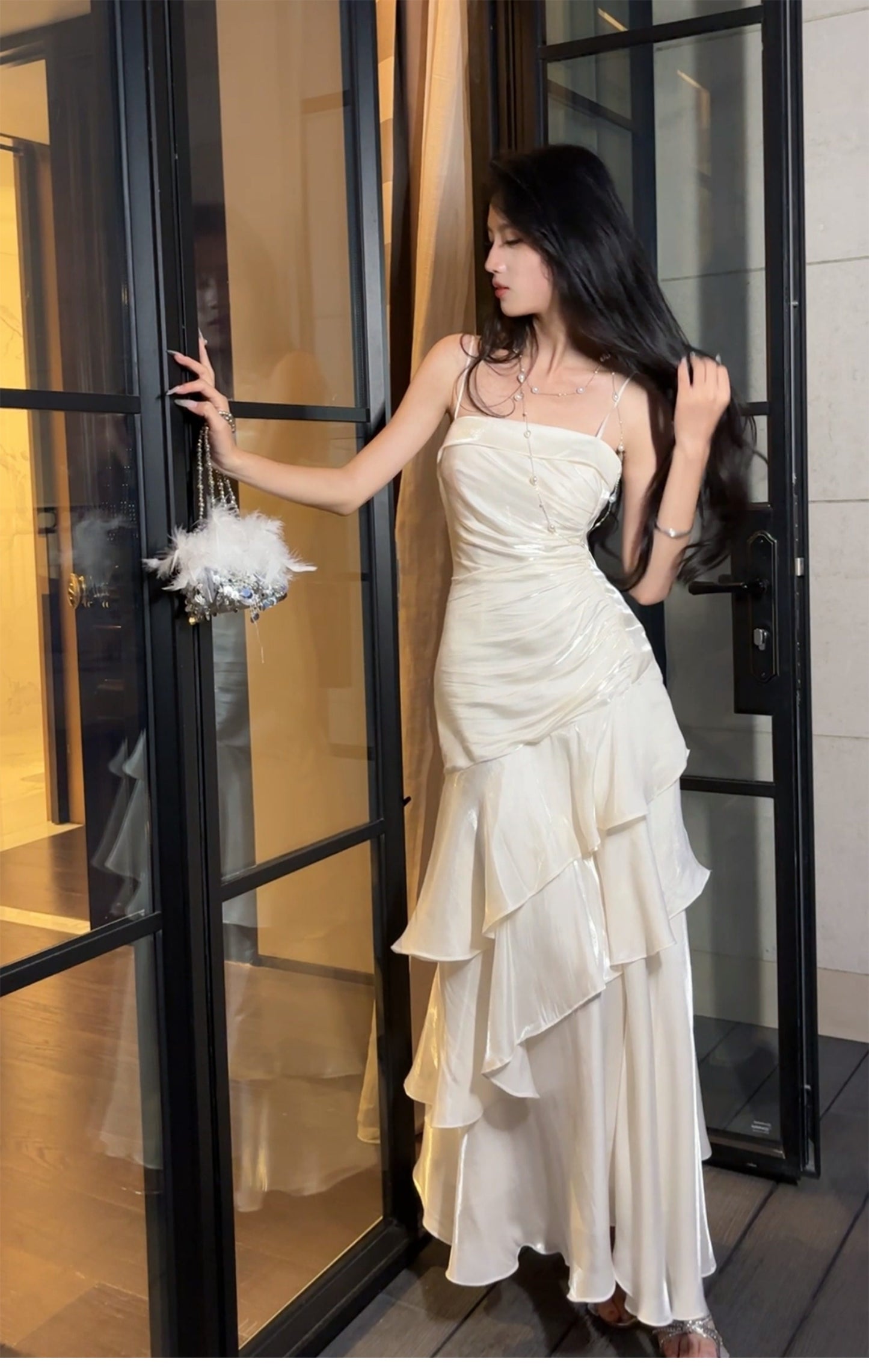 Elegantes, langes Meerjungfrauen-Abendkleid mit Spaghettiträgern und weißen Rüschen – perfekt für Schulabschlussball, Tanzparty oder 20. Geburtstag (AB2503)