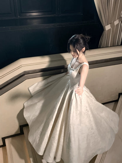 Robe de bal élégante en satin fleuri, coupe trapèze, col carré, longueur cheville, ornée de perles argentées, idéale pour une soirée d'anniversaire ou un 16e anniversaire (AB2418)