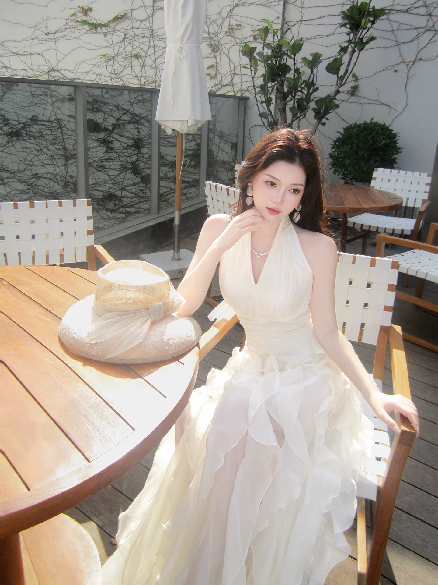 Robe de bal blanche en mousseline à volants, coupe trapèze, dos nu, longueur au sol, style modeste, idéale pour une soirée d'anniversaire ou un 18e anniversaire (AB2419)