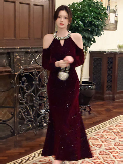Sexy Meerjungfrauen-Abendkleid aus burgunderrotem Samt mit Schmuckkragen, langen Ärmeln und Knöchellänge, auch als Hochzeitsgastkleid oder Outfit zum 22. Geburtstag geeignet (AB2499).