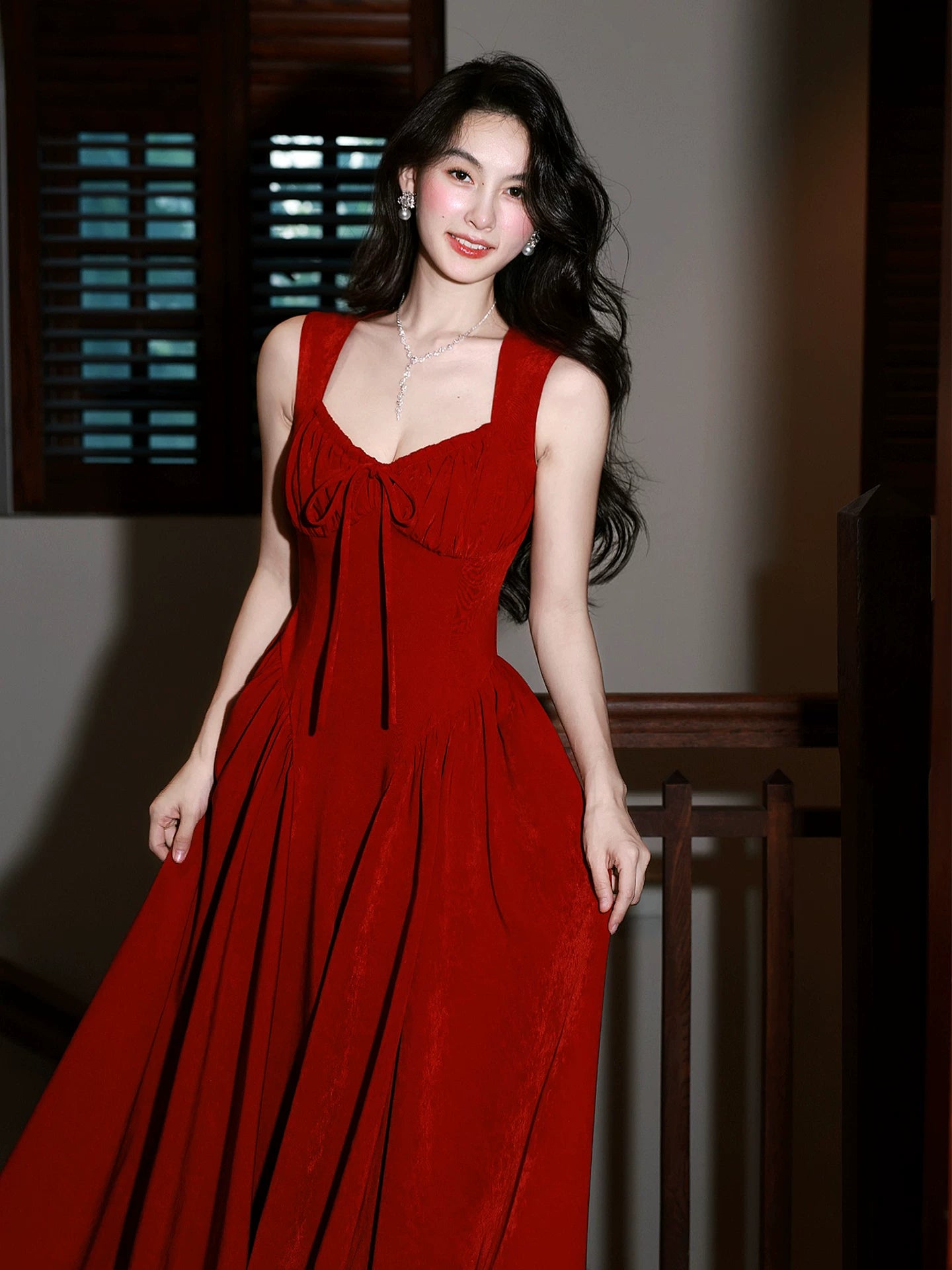 Schlichtes, rotes Chiffon-Abendkleid in A-Linie mit eckigem Ausschnitt und mittlerer Länge – Ästhetisches Outfit für Abschlussfeiern N080