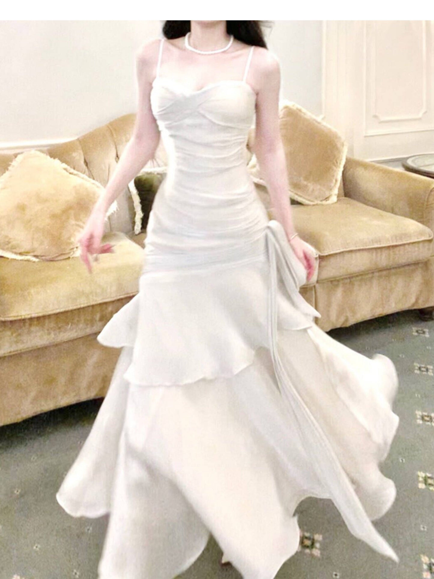 Elegantes, langes Meerjungfrauen-Abendkleid mit Spaghettiträgern und weißen Rüschen – perfekt für Schulabschlussball, Tanzparty oder 20. Geburtstag (AB2503)