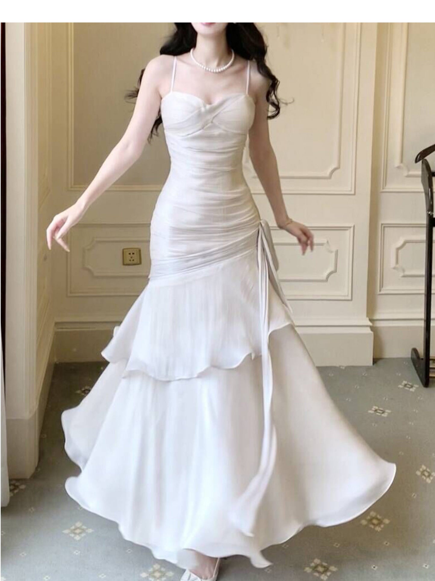 Elegantes, langes Meerjungfrauen-Abendkleid mit Spaghettiträgern und weißen Rüschen – perfekt für Schulabschlussball, Tanzparty oder 20. Geburtstag (AB2503)