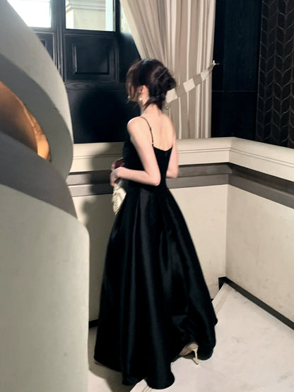 Elegantes schwarzes Satin-Abendkleid mit Spaghettiträgern in A-Linie, auch als Hochzeitsgastkleid oder Outfit für den 16. Geburtstag geeignet (AB2428).