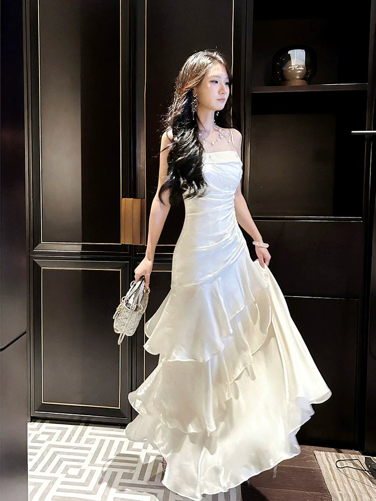 Elegantes, langes Meerjungfrauen-Abendkleid mit Spaghettiträgern und weißen Rüschen – perfekt für Schulabschlussball, Tanzparty oder 20. Geburtstag (AB2503)