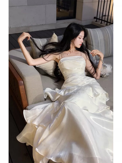 Elegantes, langes Meerjungfrauen-Abendkleid mit Spaghettiträgern und weißen Rüschen – perfekt für Schulabschlussball, Tanzparty oder 20. Geburtstag (AB2503)