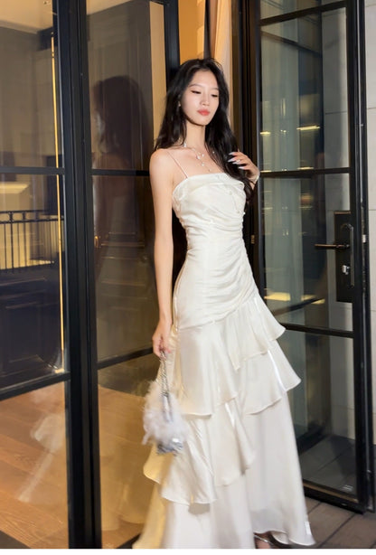 Elegantes, langes Meerjungfrauen-Abendkleid mit Spaghettiträgern und weißen Rüschen – perfekt für Schulabschlussball, Tanzparty oder 20. Geburtstag (AB2503)