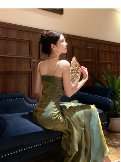 Robe de bal longue verte à fines bretelles style sirène, idéale pour les lycéennes, les jeunes filles et les jeunes filles. Parfaite pour une soirée de fin d'année ou un anniversaire (20 ans). Référence AB2501