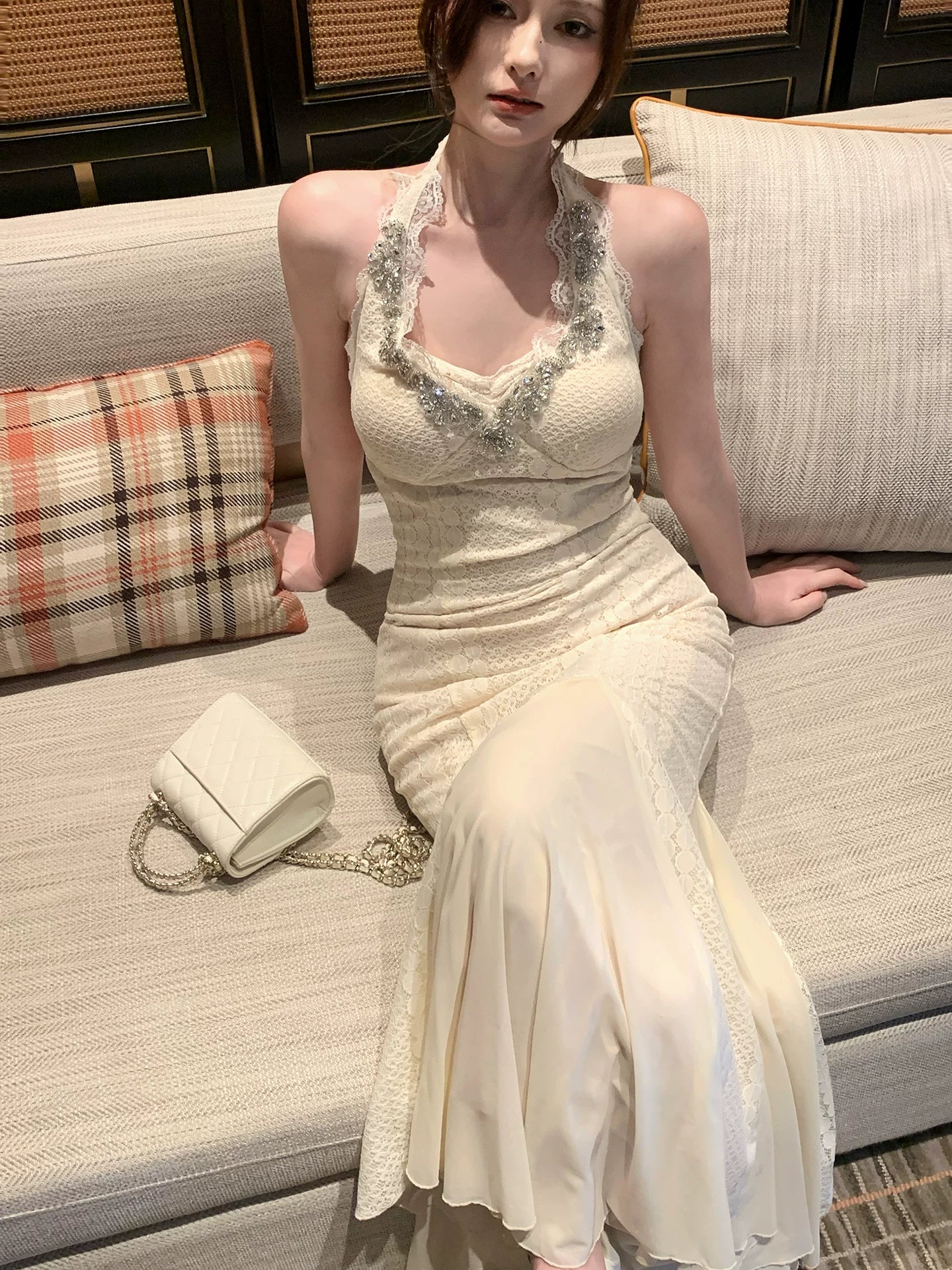Elegantes Meerjungfrauen-Neckholderkleid aus elfenbeinfarbener Spitze, auch als Ballkleid, Hochzeitsgastkleid, Outfit für den 18. Geburtstag oder andere festliche Anlässe geeignet (AB2424).