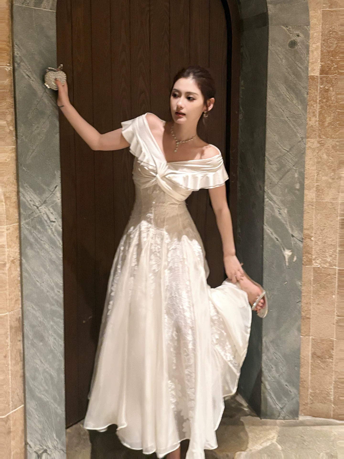 Schlichtes, schulterfreies, weißes Spitzen-Abendkleid in A-Linie, mittellang, ästhetisch, ideal für Abschlussfeiern, N086