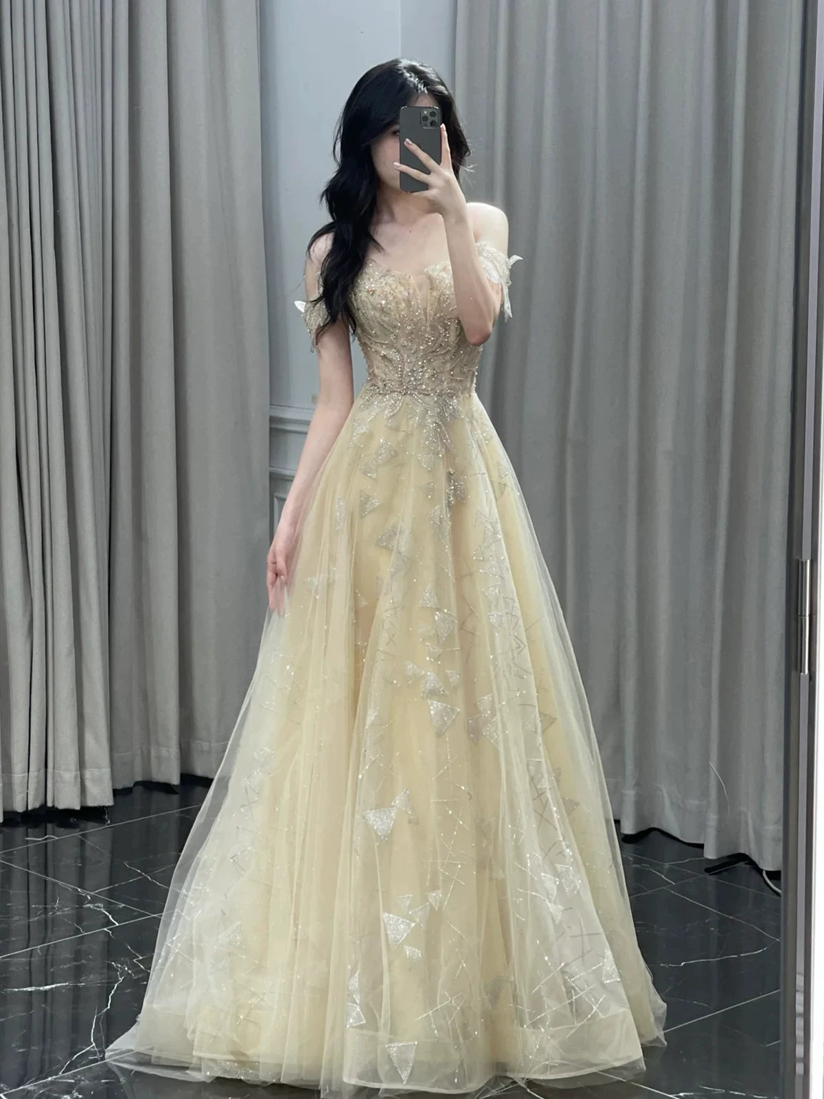 Robe de bal longue élégante à épaules dénudées, manches courtes et sequins, coupe trapèze, idéale pour les soirées dansantes et les fêtes (AB2200)
