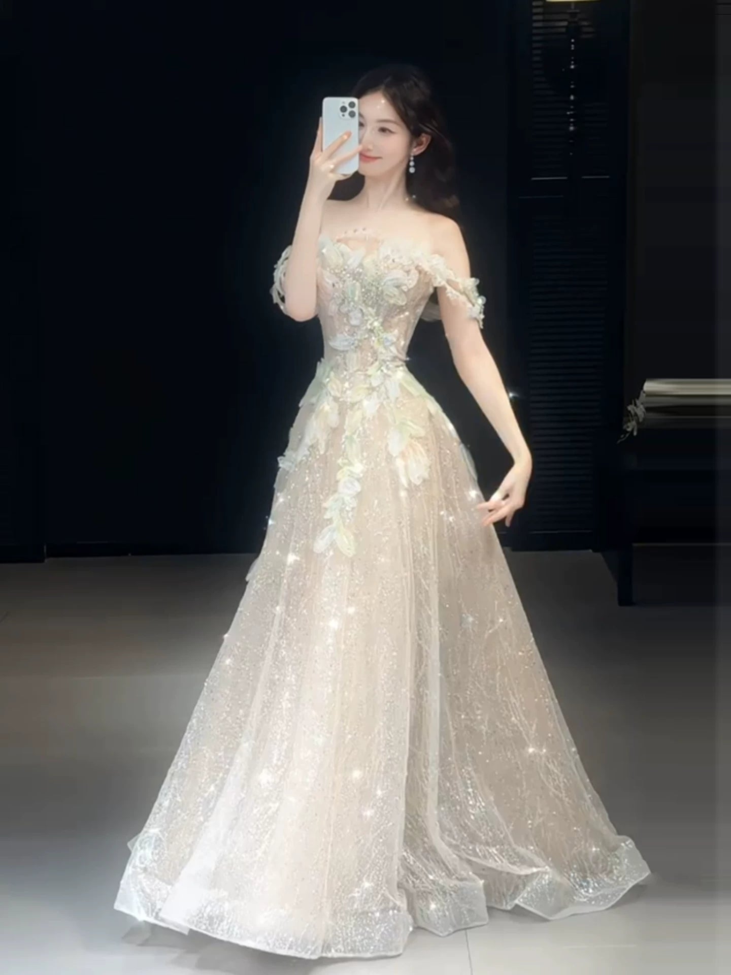 Robe de bal longue champagne à sequins, coupe trapèze, épaules dénudées et manches courtes - Idéale pour les soirées dansantes - AB2202